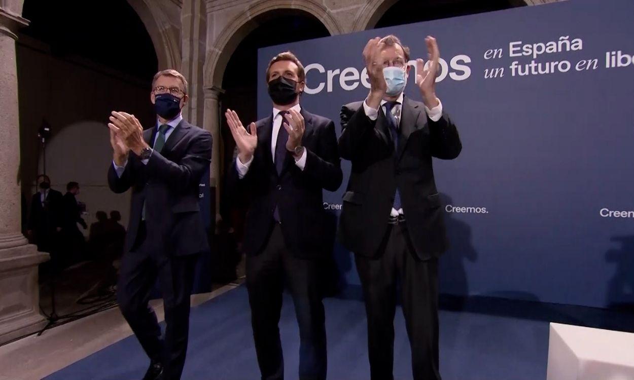 El presidente de la Xunta de Galicia, Alberto Núñez Feijóo, el presidente del PP, Pablo Casado, y el expresidente del Gobierno, Mariano Rajoy, en la Convención nacional del partido en Santiago. Europa Press.