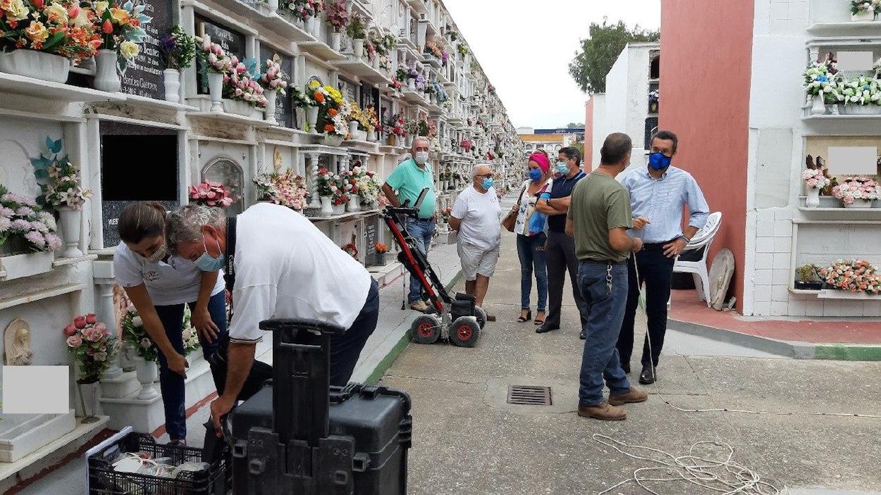 Activistas de la memoria en el cementerio de La Línea.