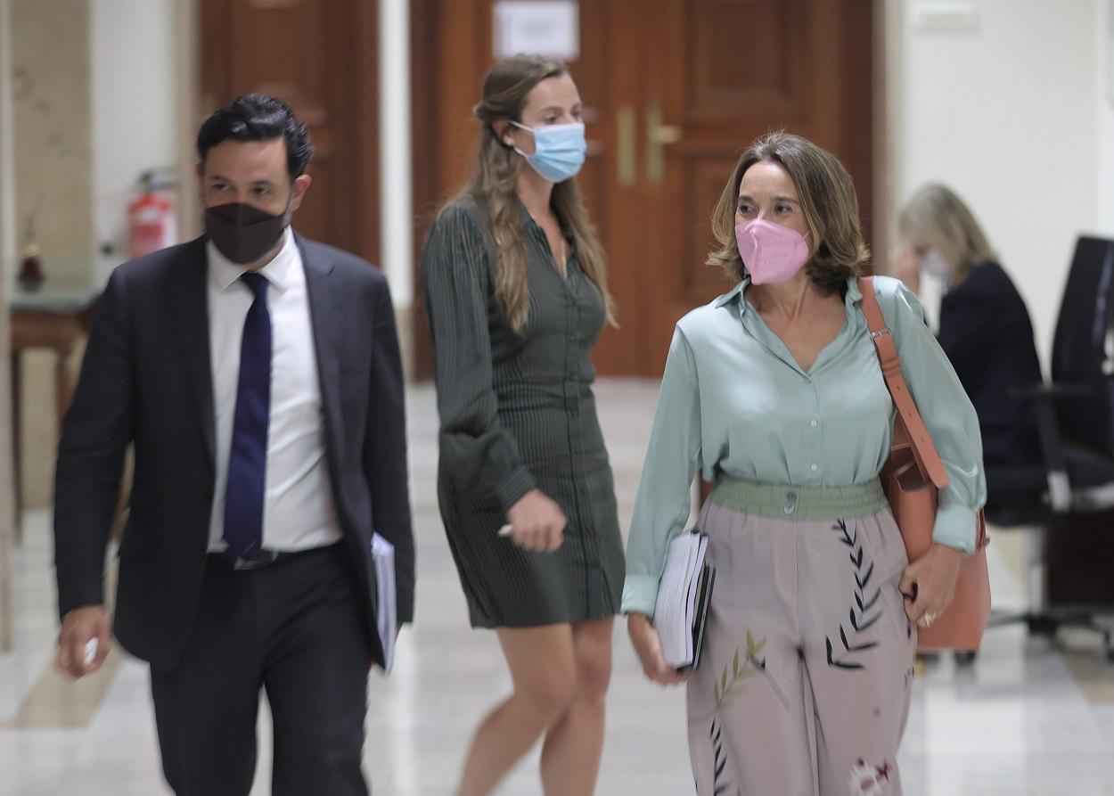 La portavoz del PP en el Congreso, Cuca Gamarra (d), se dirige a una Junta de Portavoces en el Congreso de los Diputados. Fuente: Europa Press.