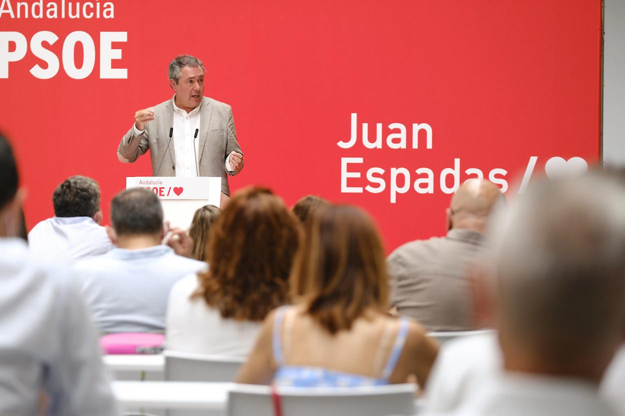 Juan Espadas dirigiéndose a los parlamentarios socialistas.