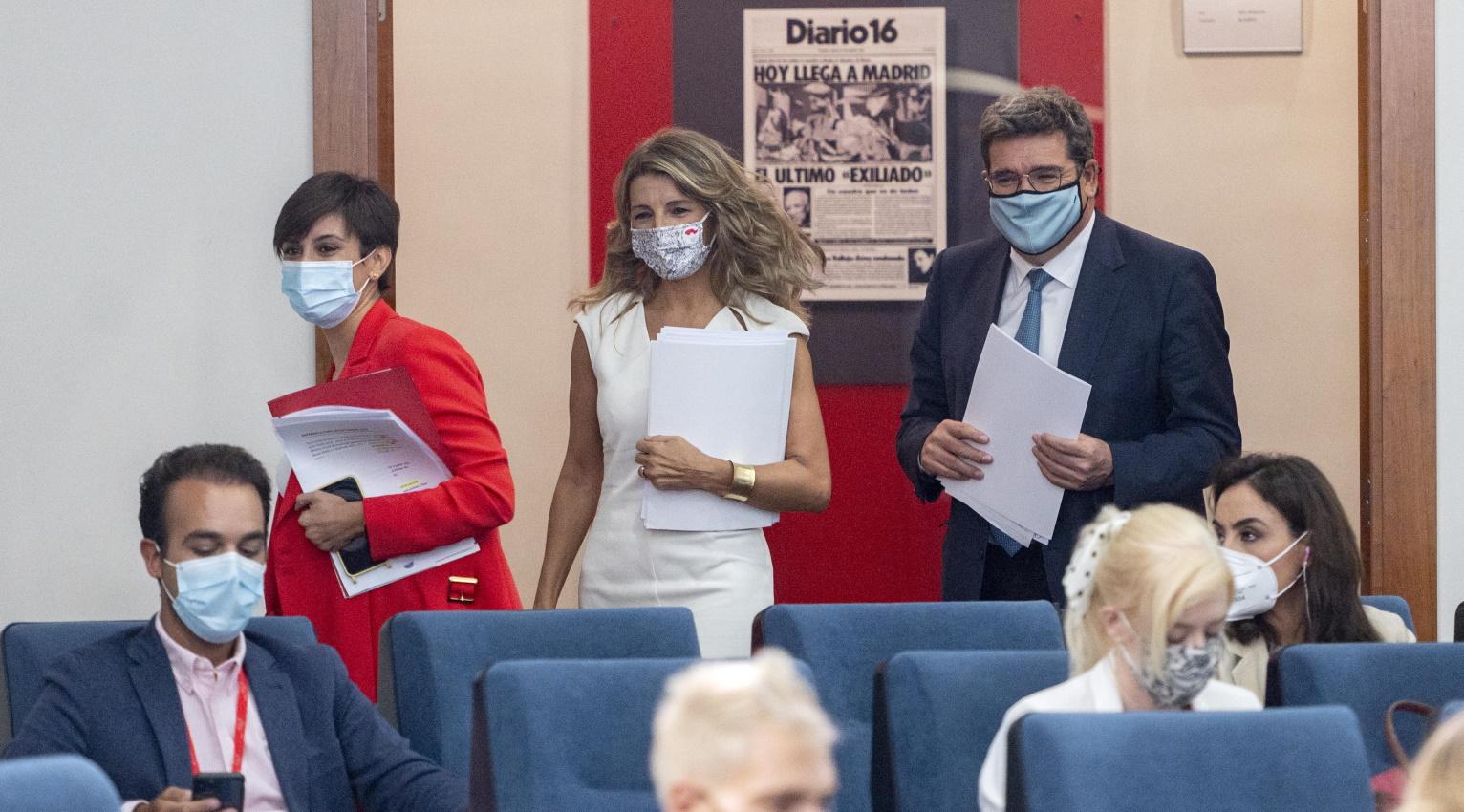 La ministra Portavoz, Isabel Rodríguez; la vicepresidenta segunda y ministra de Trabajo y Economía Social, Yolanda Díaz; y el ministro de Inclusión, Seguridad Social y Migraciones, José Luis Escrivá.