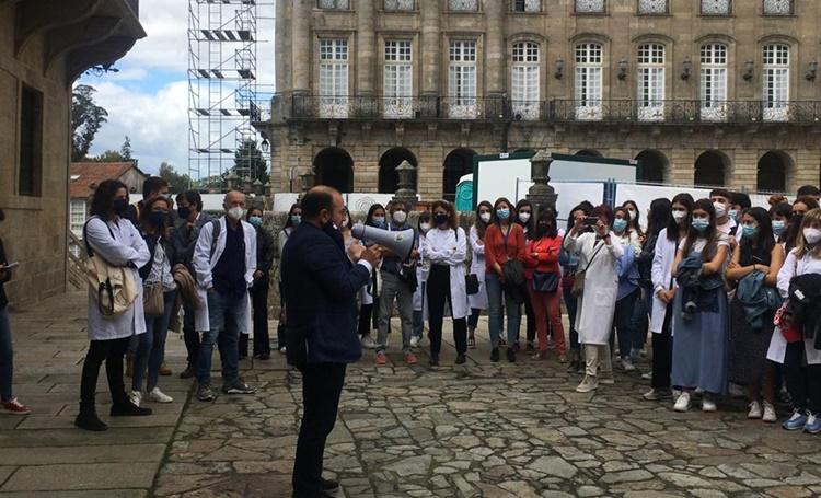 Momento en el que el recto de la USC ofrecía explicaciones a los manifestantes (Foto: T.L.).