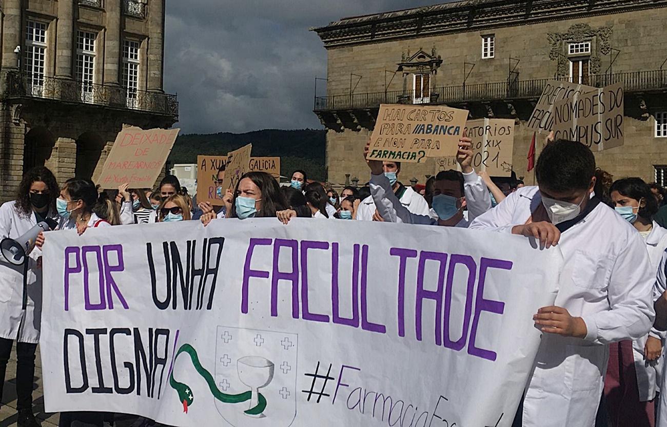 Momento de la protesta de hoy, con pancartas en las que los participantes recordaban la creación de la primera universidad privada de Galicia (Foto: T.L.).