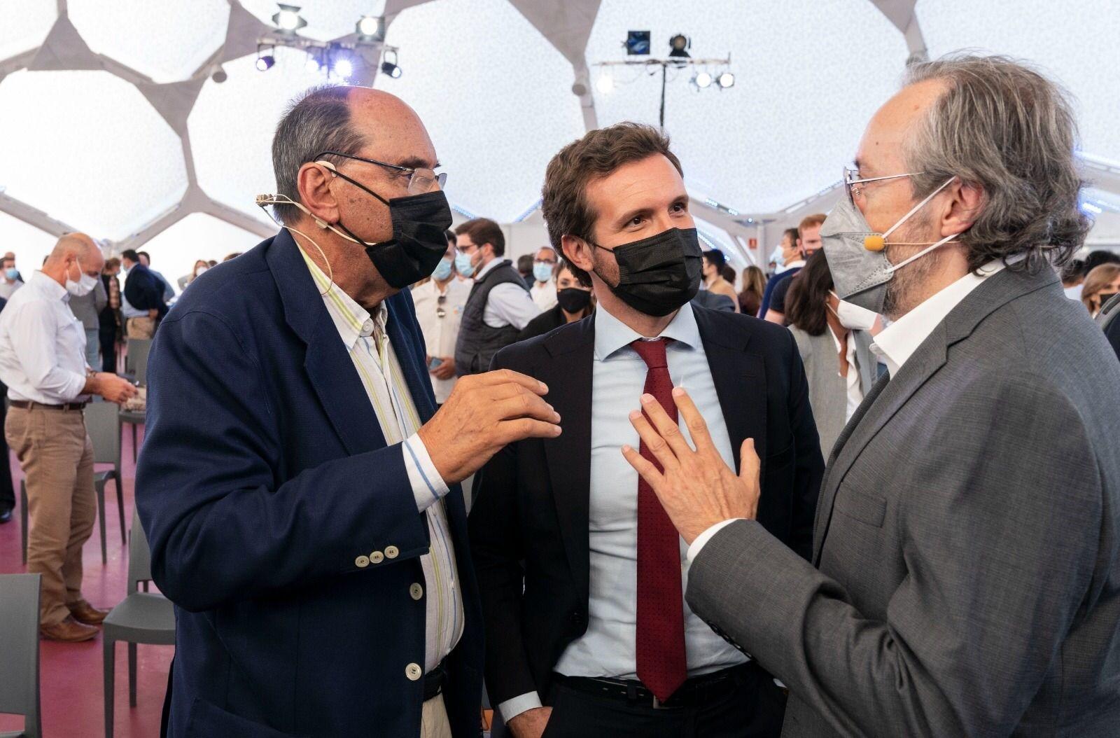 De izquierda a derecha: Alejo Vidal-Quadras, Pablo Casado y Juan Carlos Girauta. Fuente: Europa Press.