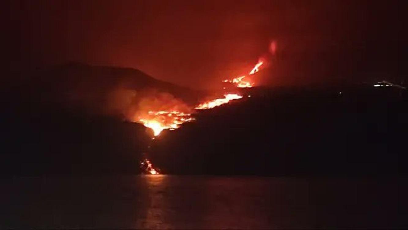 La lava llega al mar tras diez días. 