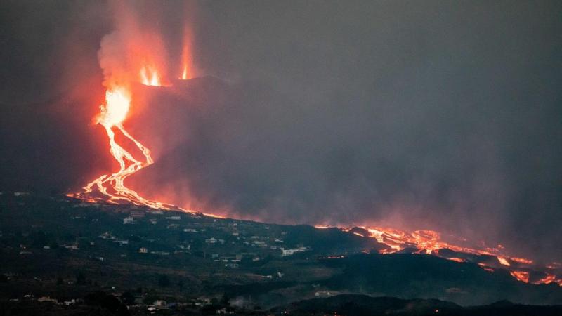 Vistas del volcán Cumbre Vieja expulsando lava y piroclasto, tomadas desde la montaña de La Lagunas, a 28 de septiembre. EP