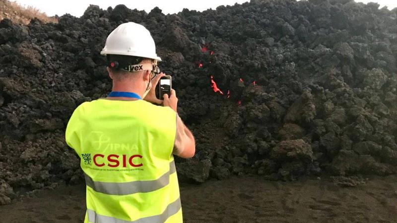 Los campos de flujos de lava son sistemas complejos y muy dinámicos. El trabajo sobre el terreno, unido al que se realiza con drones y satélites, ayuda a captar su rápido y cambiante comportamiento. / Pablo J. Gonzalez/IPNA-CSIC