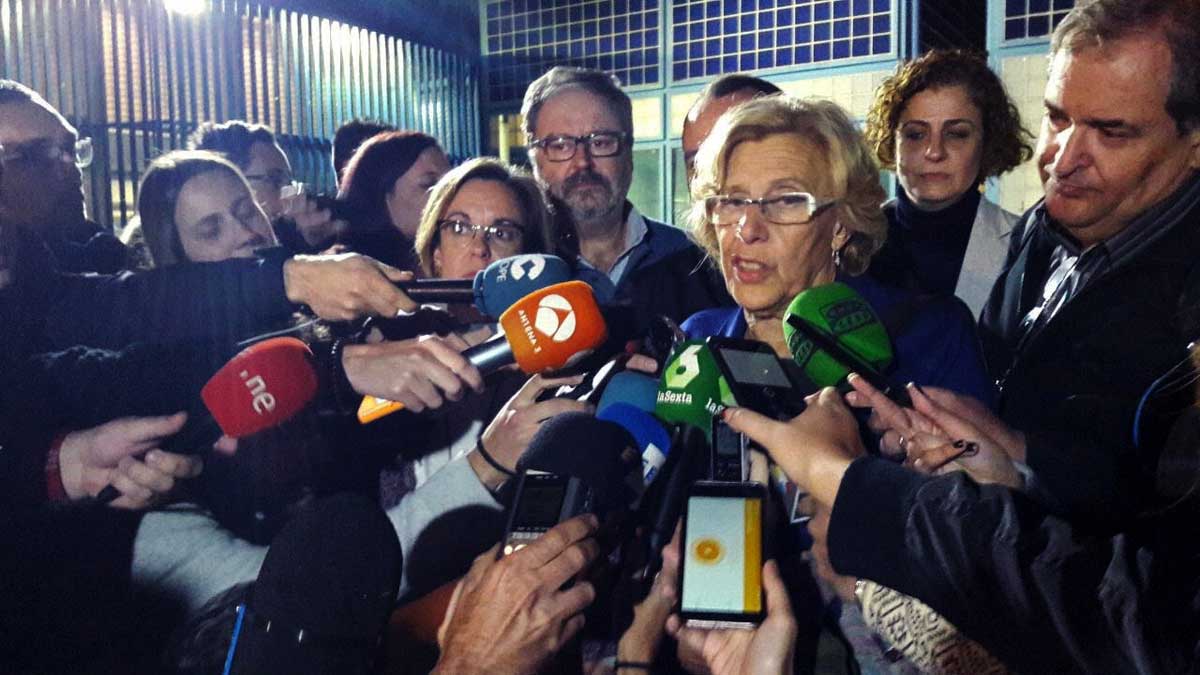 Fotografía facilitada por Ahora Madrid de la alcaldesa de Madrid, Manuela Carmena, atendiendo a la prensa tras visitar esta tarde el Centro de Internamiento de Extranjeros (CIE) del madrileño barrio de Aluche.