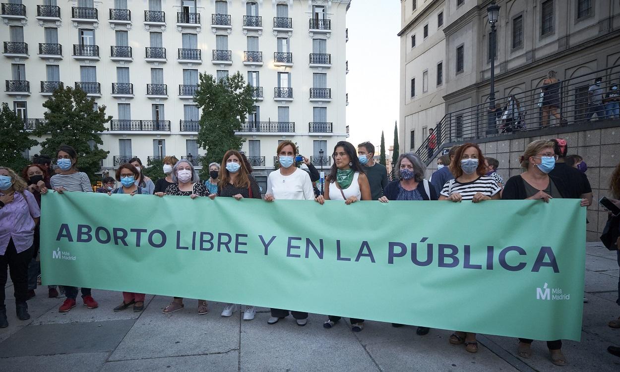 La portavoz de Más Madrid en la Asamblea, Mónica García (c), participa en una concentración por el 'Dia de Acción Global por el Aborto Legal, Seguro y Accesible'. EP