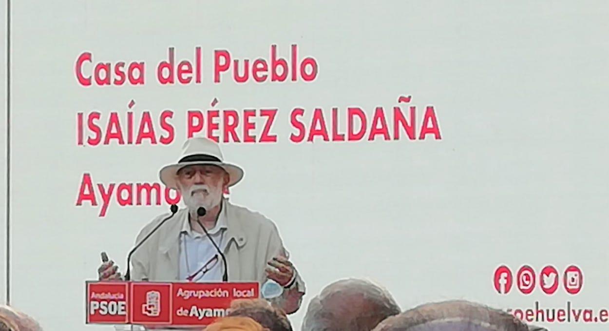 Isaías Pérez Saldaña, en el homenaje que sus compañeros le dieron ayer en Ayamonte.