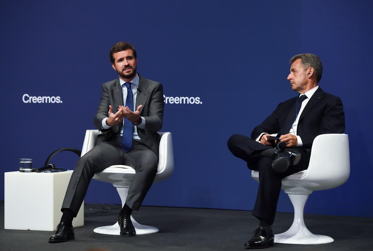 Pablo Casado y Nicolás Sarkozy en la convención del PP. EP