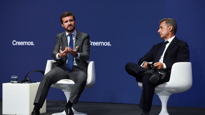 Pablo Casado y Nicolás Sarkozy en la convención del PP. EP