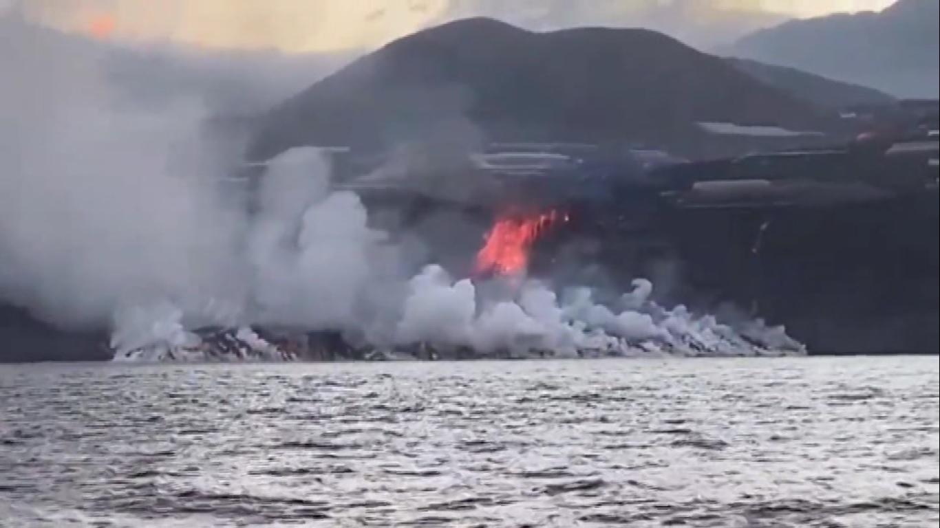 La lava llega al mar. Salvamento Marítimo.