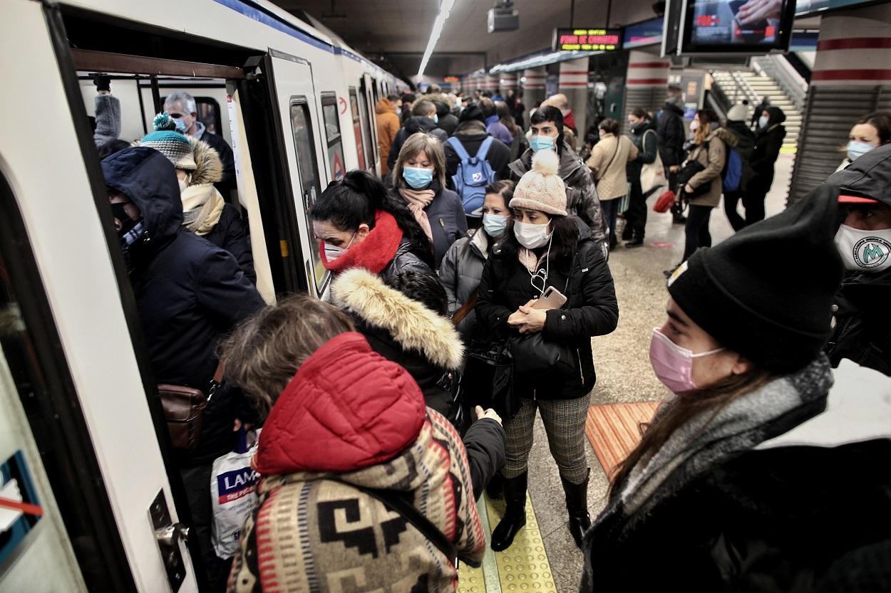 Viajeros en un andén de metro lleno en la estación de Atocha Renfe tras el temporal de Filomena. Europa Press