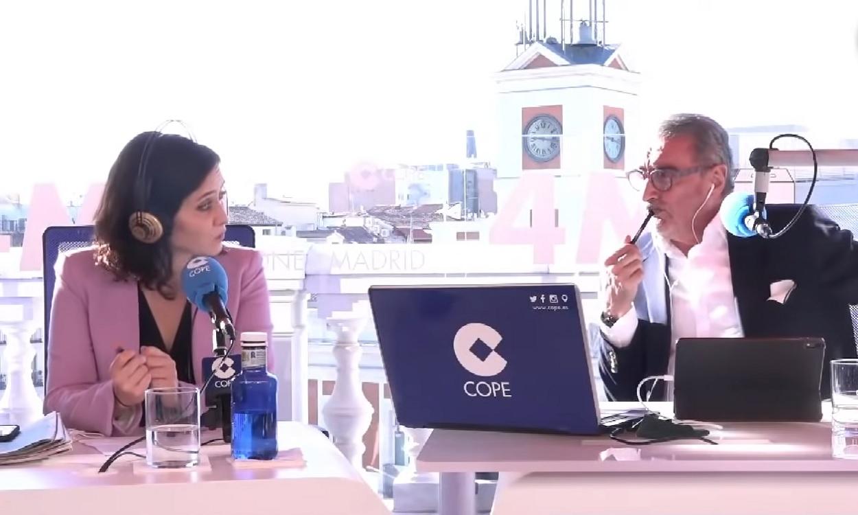 La presidenta de la Comunidad de Madrid, Isabel Díaz Ayuso, durante una entrevista con Carlos Herrera.