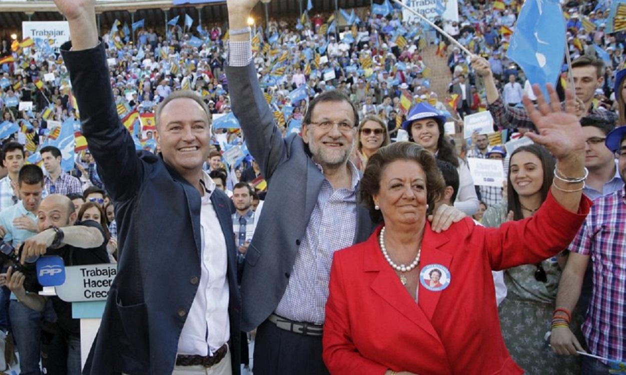 El expresident de la Generalitat Alberto Fabra, exlíder del PP Mariano Rajoy y la exalcaldesa de Valencia Rita Barberá en un mitin en la plaza de todos de Valencia en 2015. Reuters