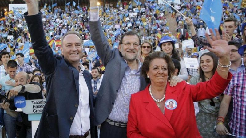 El expresident de la Generalitat Alberto Fabra, exlíder del PP Mariano Rajoy y la exalcaldesa de Valencia Rita Barberá en un mitin en la plaza de todos de Valencia en 2015. Reuters