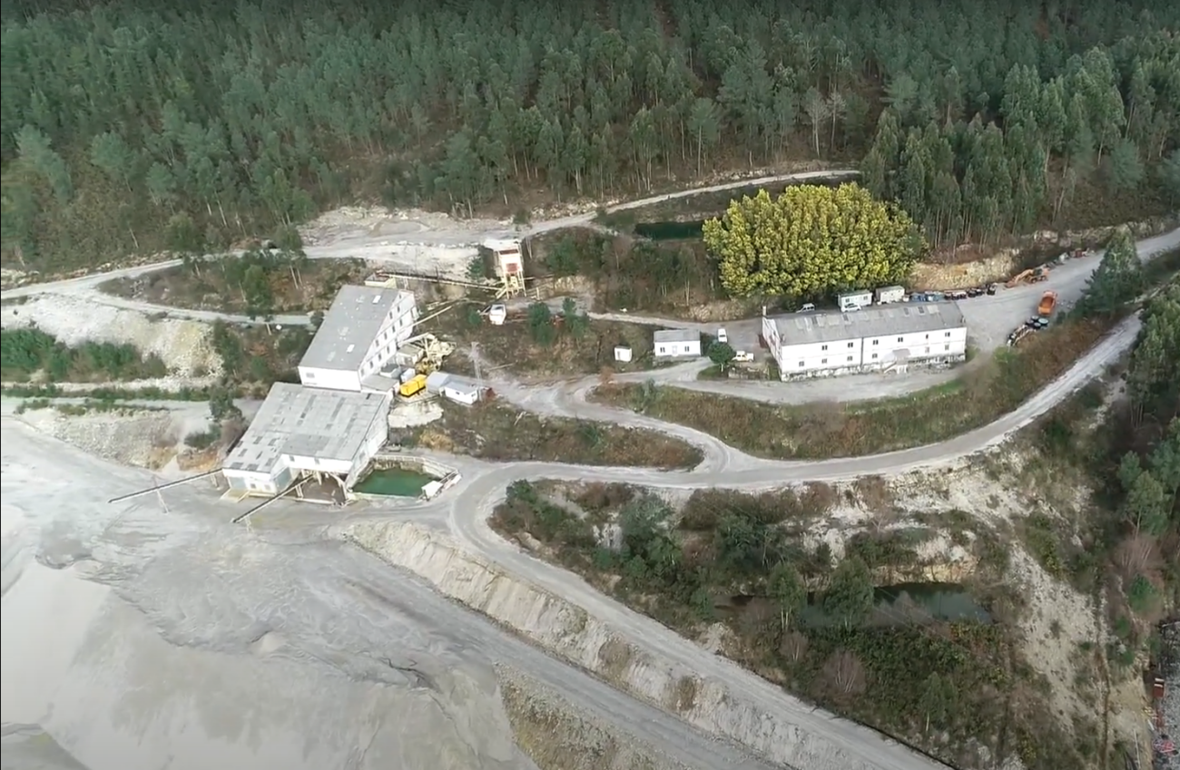 Imagen aérea del complejo minero de San Finx, por el que está imputado el ex director general de minas, Ángel Bernardo Tahoces -dejó el cargo hace unos meses- (Foto: Ecoloxistas en Acción).