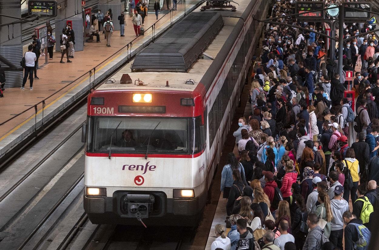 Pasajeros esperando la llegada de un tren en la estación de Atocha durante la huelga. Europa Press