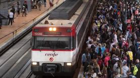 Pasajeros esperando la llegada de un tren en la estación de Atocha durante la huelga. Europa Press