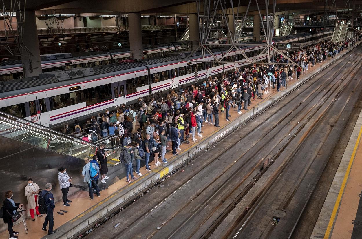 Un gran número de pasajeros esperando en Atocha en la primera jornada de huelga de Renfe. Europa Press