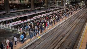 Un gran número de pasajeros esperando en Atocha en la primera jornada de huelga de Renfe. Europa Press