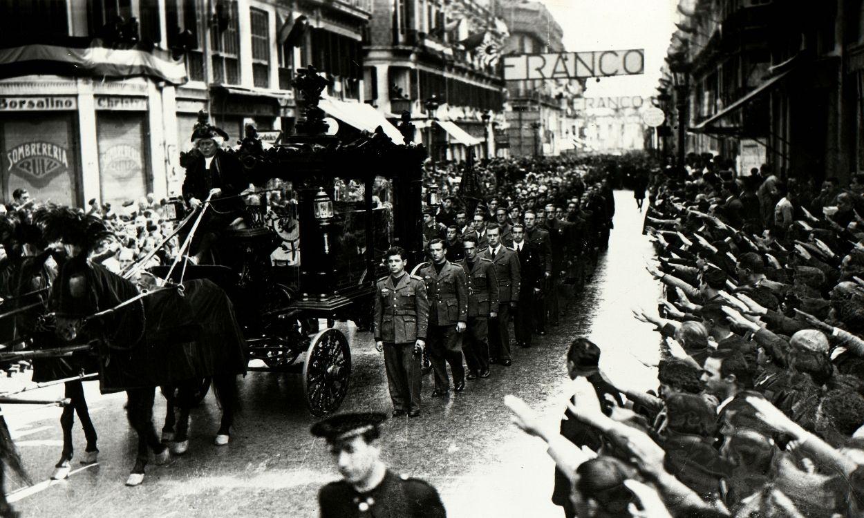 Cortejo fúnebre de Joaquín García Morato. Ministerio de Defensa. 