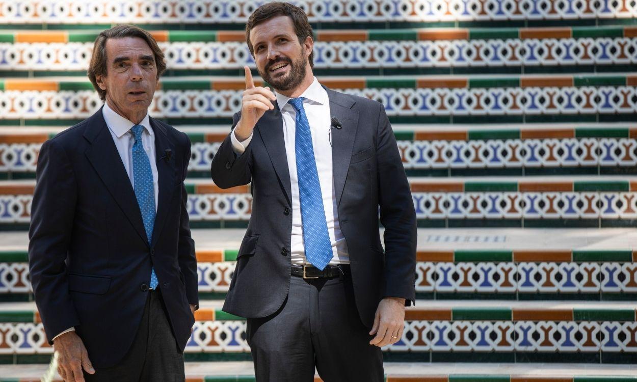El presidente del PP y líder de la oposición, Pablo Casado, y el expresidente del Gobierno José María Aznar en la Convención Nacional en Sevilla. Europa Press