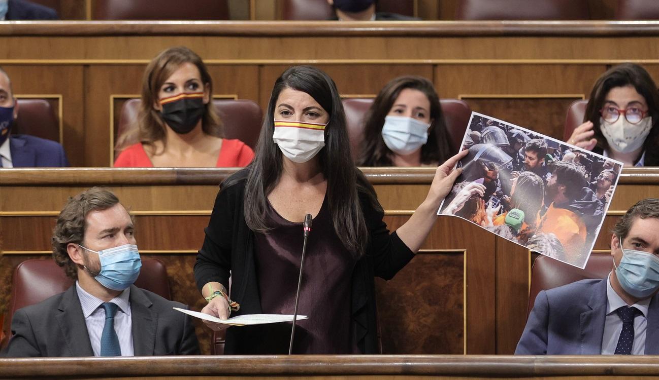 Macarena Olona se convierte en Tendencia por la foto que le enseña a Díaz. Europa Press