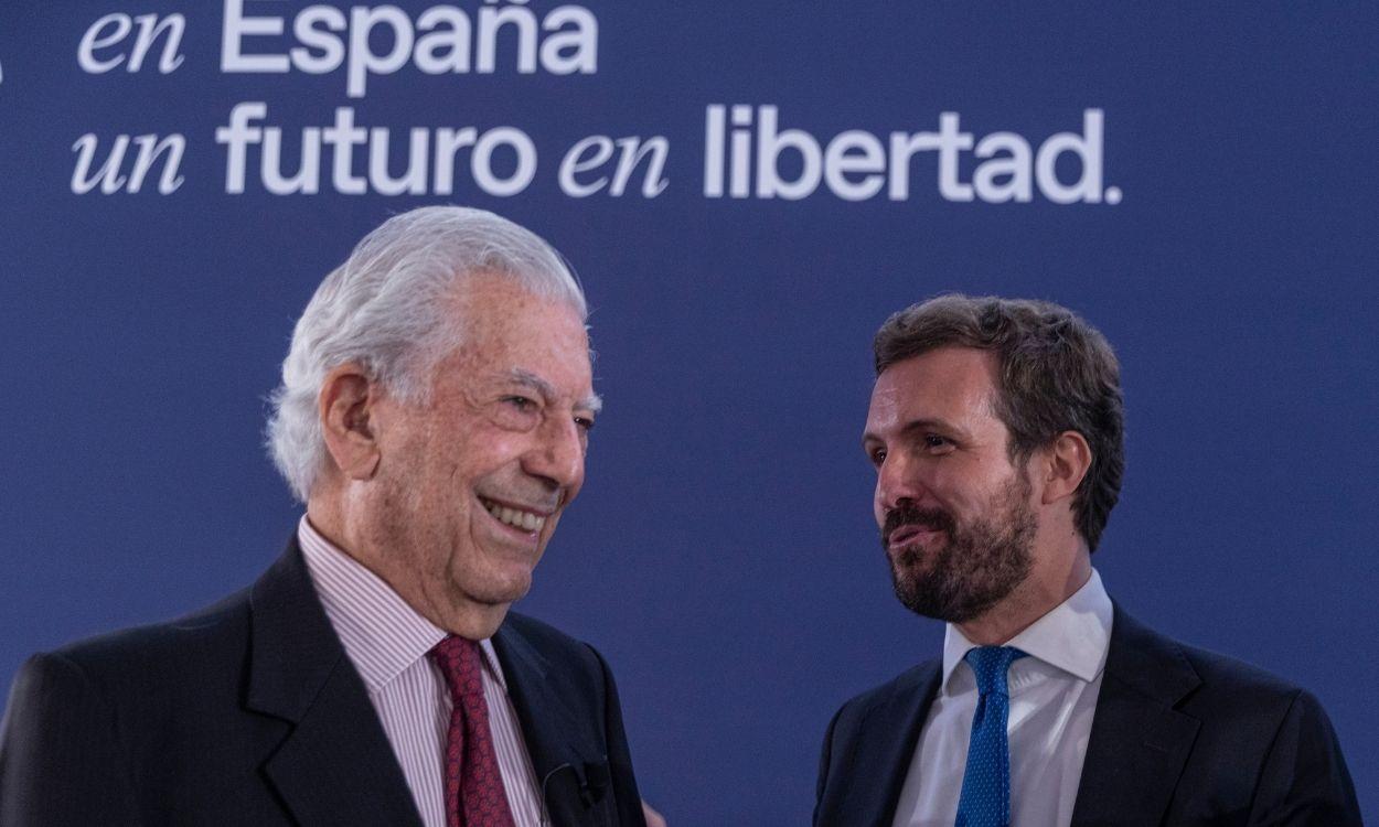 El escritor Mario Vargas Llosa junto al presidente del Partido Popular, Pablo Casado, en la Convención Nacional del PP en Sevilla. Europa Press.