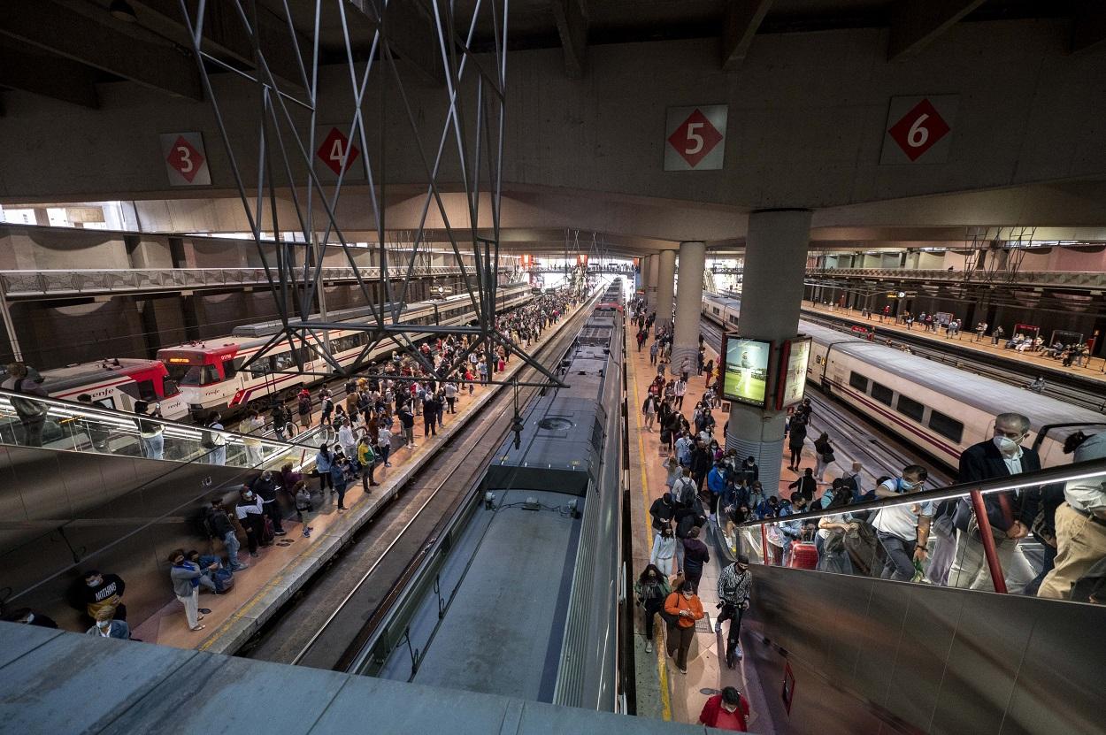 Pasajeros esperan la llegada de un tren a Atocha (Madrid) este jueves. Europa Press