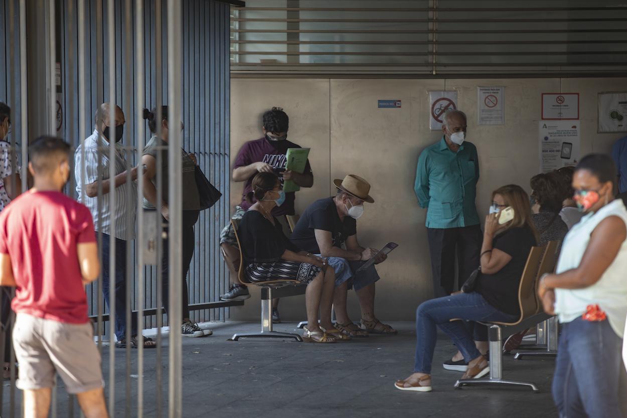 Usuarios guardan cola en el centro de salud 'El Alamillo', en Sevilla, el pasado día 28. MARÍA JOSÉ LÓPEZ/EP
