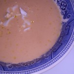 Gazpacho con huevo duro y muslos de pollo con melocotón