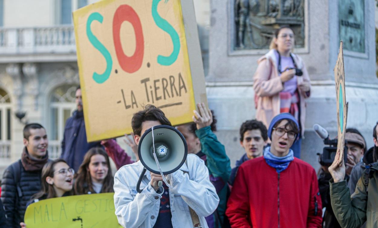 Jóvenes del movimiento Fridays For Future contra el cambio climático, frente al Congreso. EP