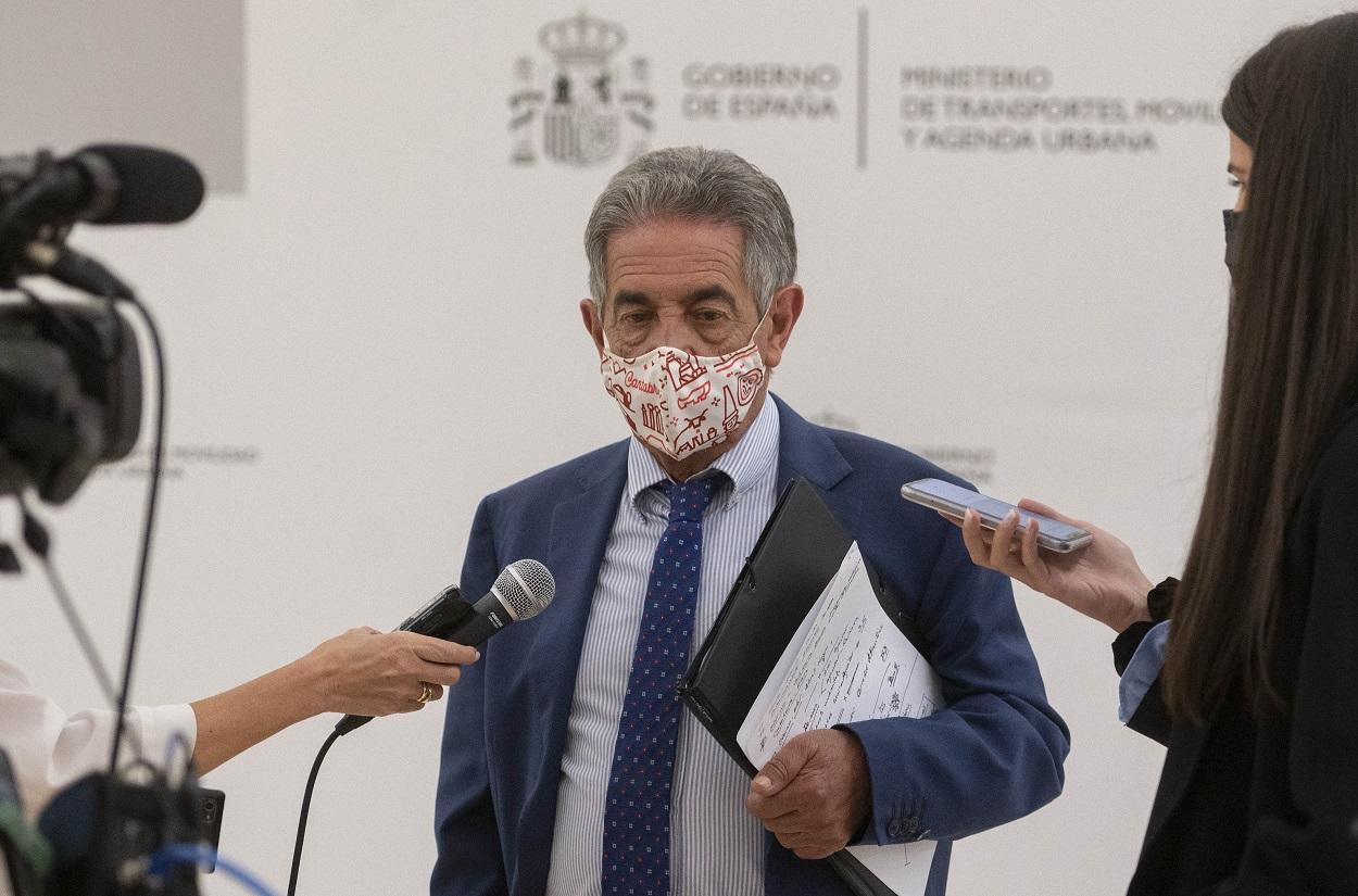 El presidente de Cantabria, Miguel Ángel Revilla, ofrece declaraciones a los medios, después de una reunión con la ministra de Transportes, Movilidad y Agenda Urbana. Fuente: Europa Press.
