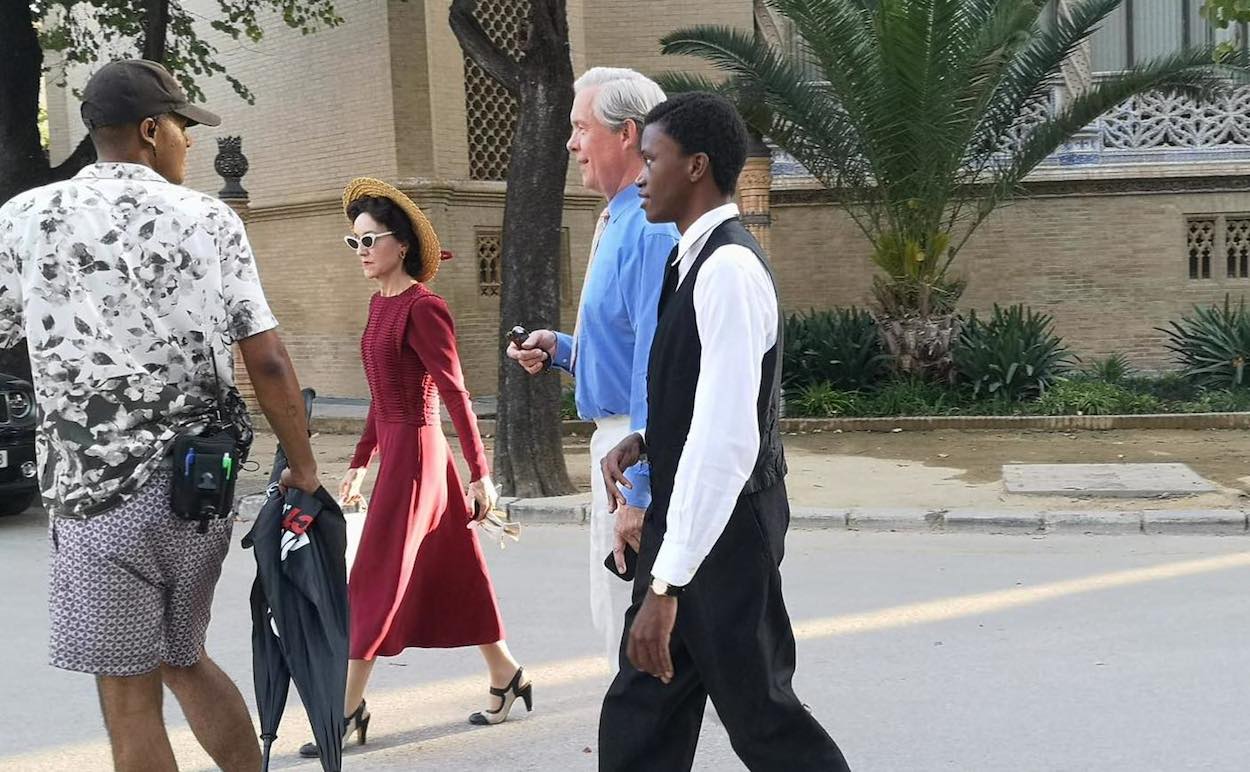 Alex Jennings, el actor que encarna al duque de Windsor y efímero rey Eduardo VIII, y su esposa en la serie, Lia Williams.