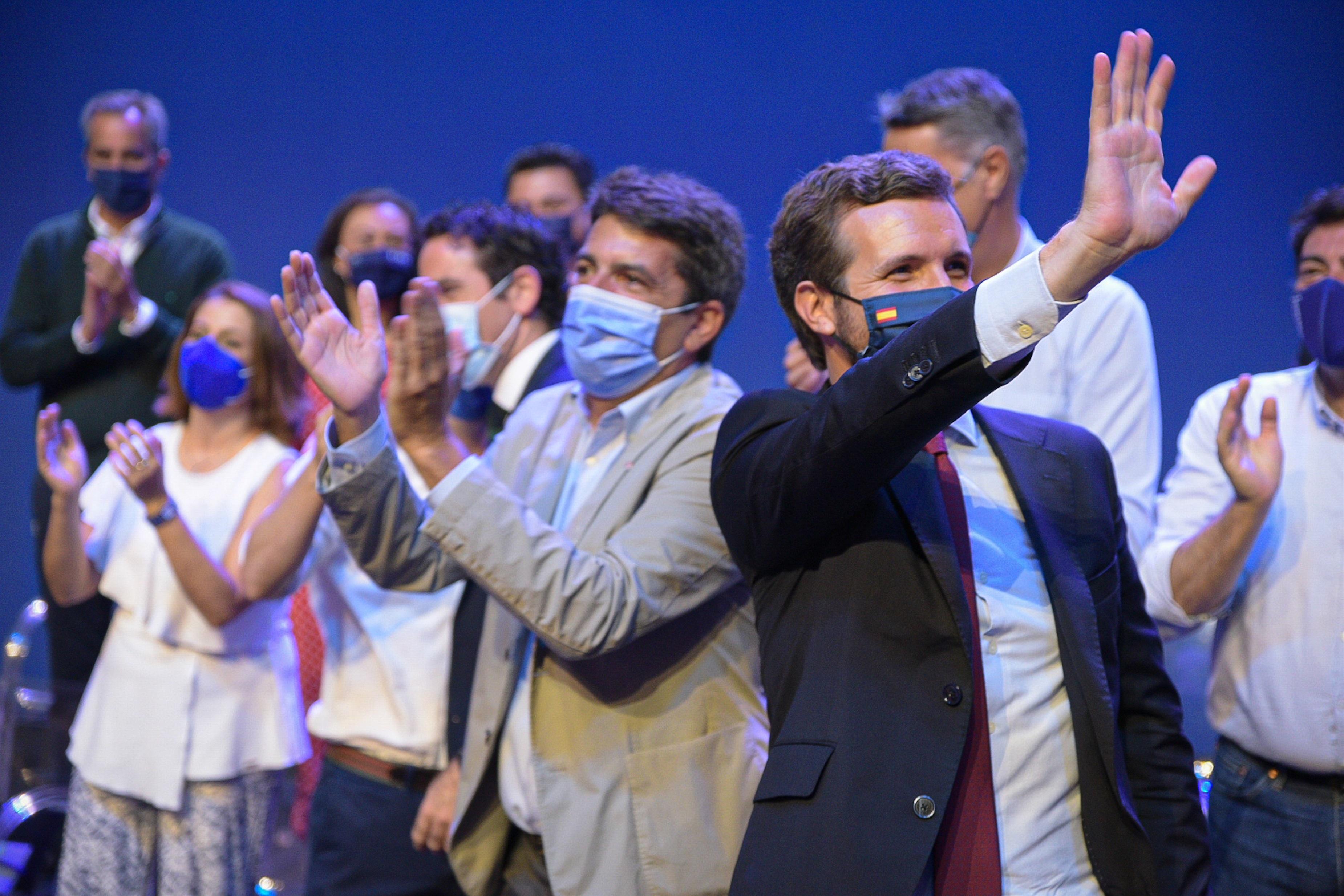 El expresidente del PP nacional, Pablo Casado, y el presidente del PP de la Comunitat Valenciana, Carlos Mazón, en la Convención Nacional del PP que se celebra este sábado en Valencia