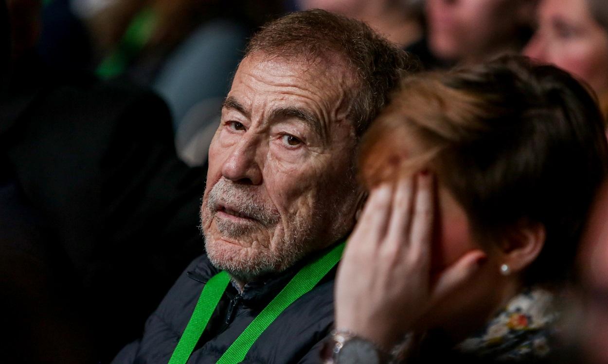 El escritor Fernando Sánchez Dragó, durante la Asamblea General de Vox. EP