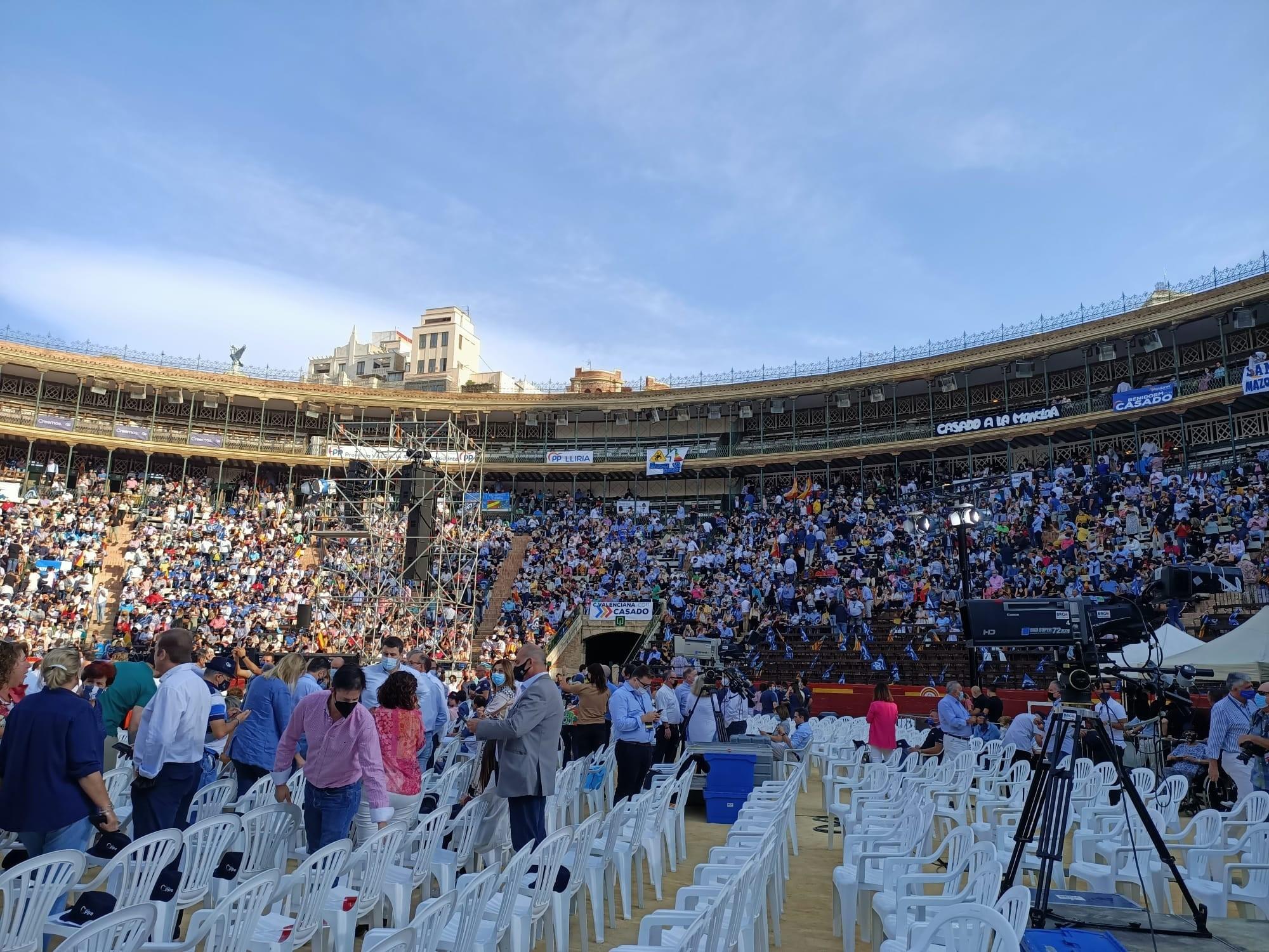 Miles de personas abarrotan la plaza de toros de Valencia