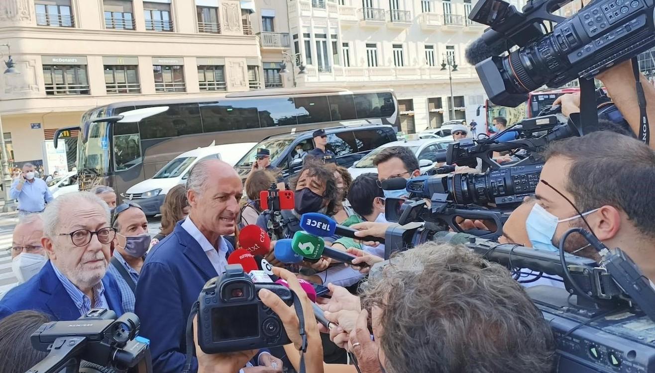 Francisco Camps reaparece en la plaza de toros de Valencia para apoyar a Pablo Casado. EP 