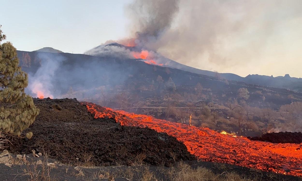 Aumenta la actividad del volcán de La Palma y no se descarta la aparición de nuevas bocas. EP