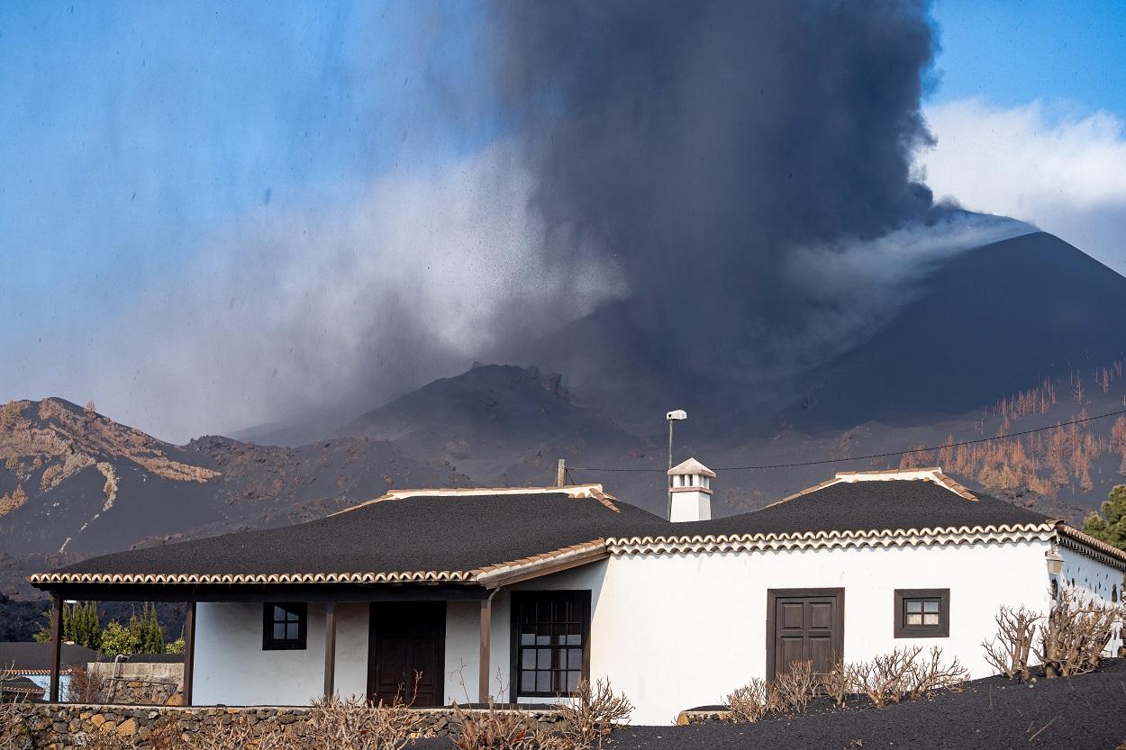 El volcán de Cumbre Vieja desde su lado sur. Europa Press