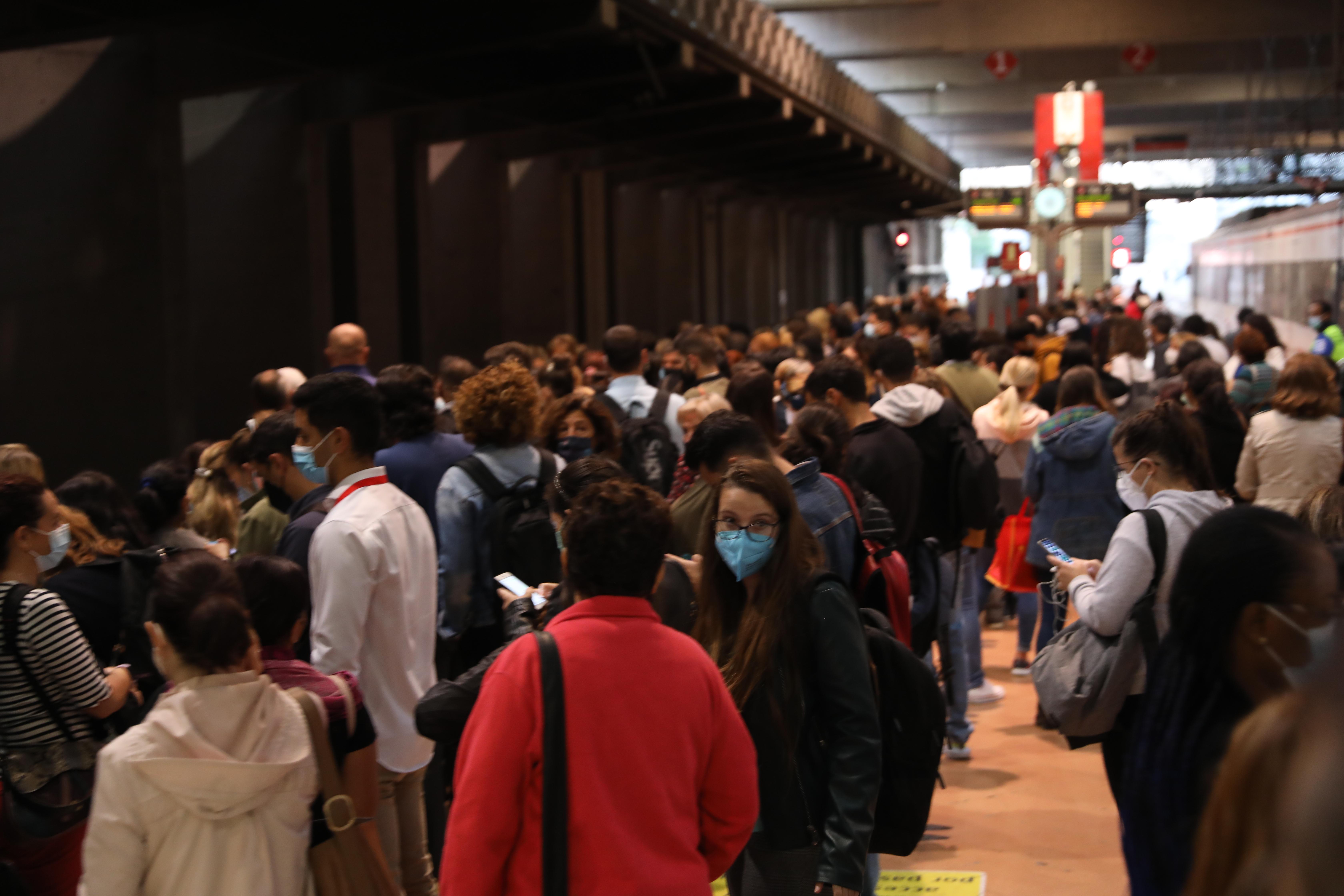 Un gran número de pasajeros espera en uno de los andenes de la estación de Madrid