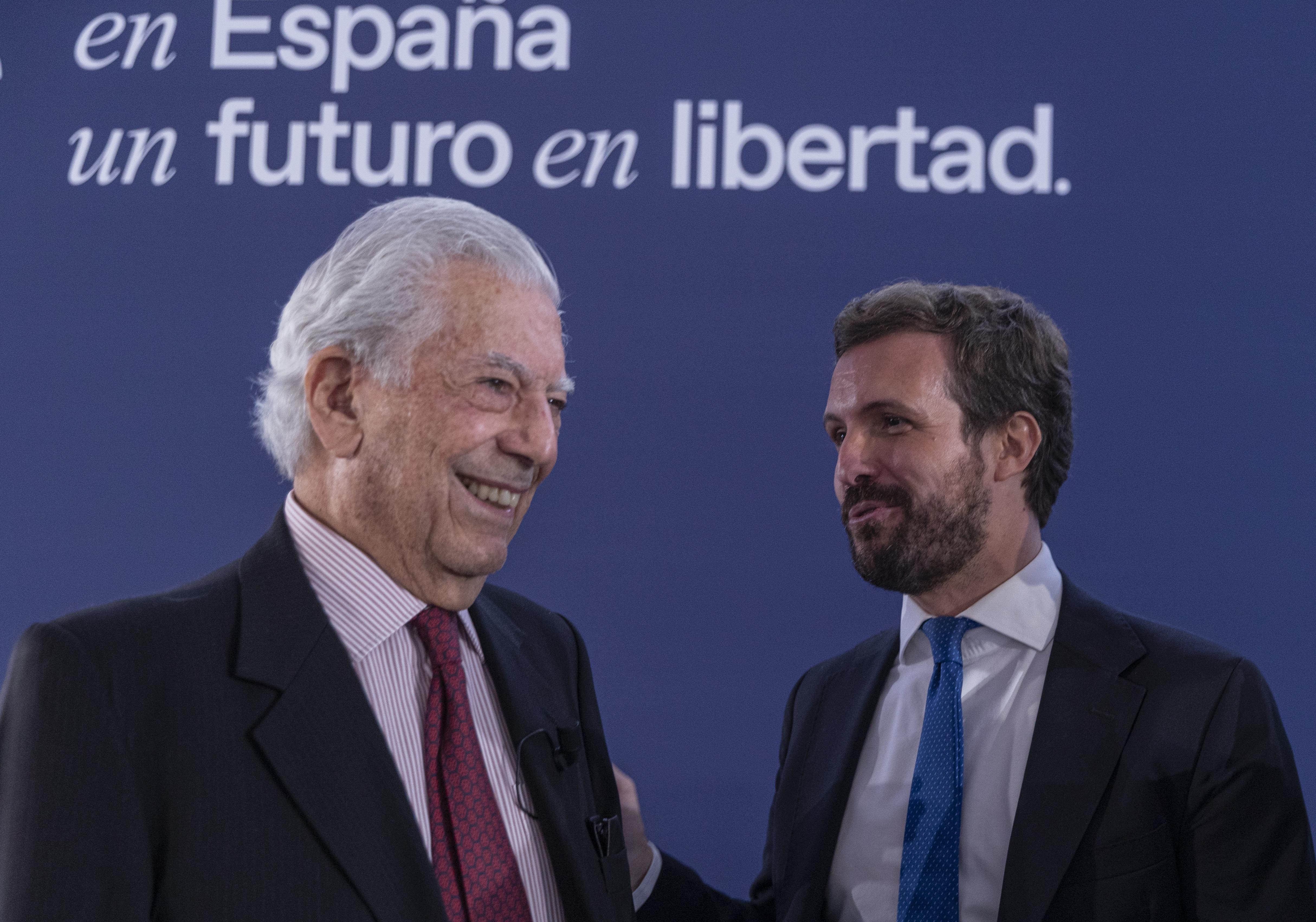el presidente del PP, Pablo Casado (d), al inicio de un debate sobre 'Libertad frente al populismo' junto a Mario Vargas Llosa (i), Premio Nobel de Literatura, en el marco de la Convención Nacional del PP. A 30 de septiembre de 2021, en Sevilla (Andalucía