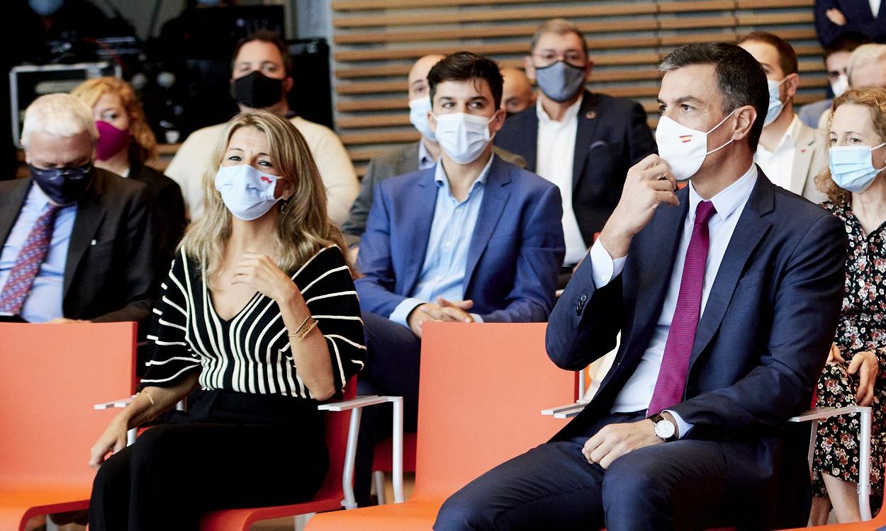 La vicepresidenta segunda del Gobierno y ministra de Trabajo, Yolanda Díaz, y el presidente del Gobierno, Pedro Sánchez. EP