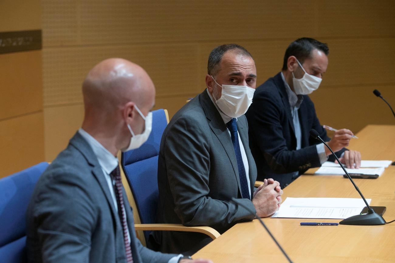 Imagen de la rueda de prensa de hoy, con el conselleiro de Sanidade, Julio García Comesaña, en el centro (Foto: Xunta de Galicia).