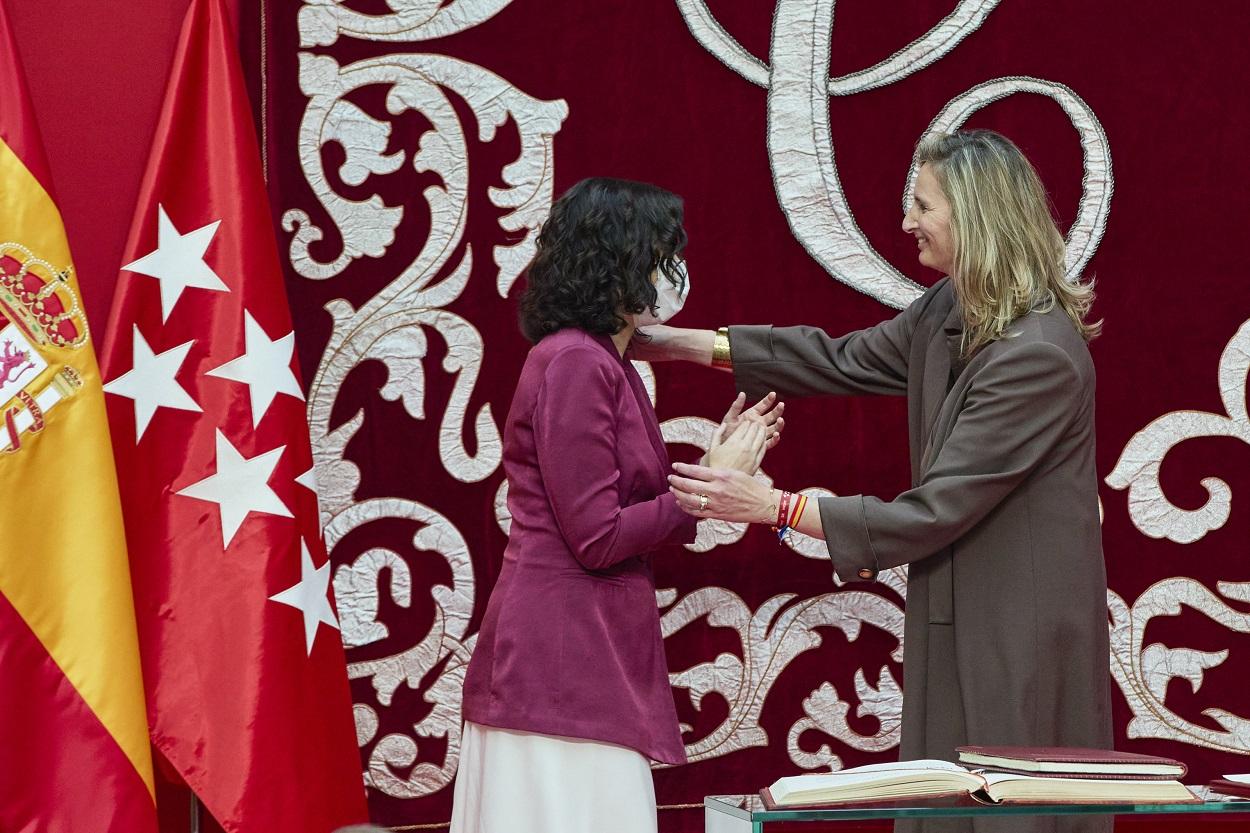 La presidenta de la Comunidad de Madrid, Isabel Díaz Ayuso (i), abraza a la consejera de Medio Ambiente, Vivienda y Agricultura, Paloma Martín. Fuente: Europa Press.