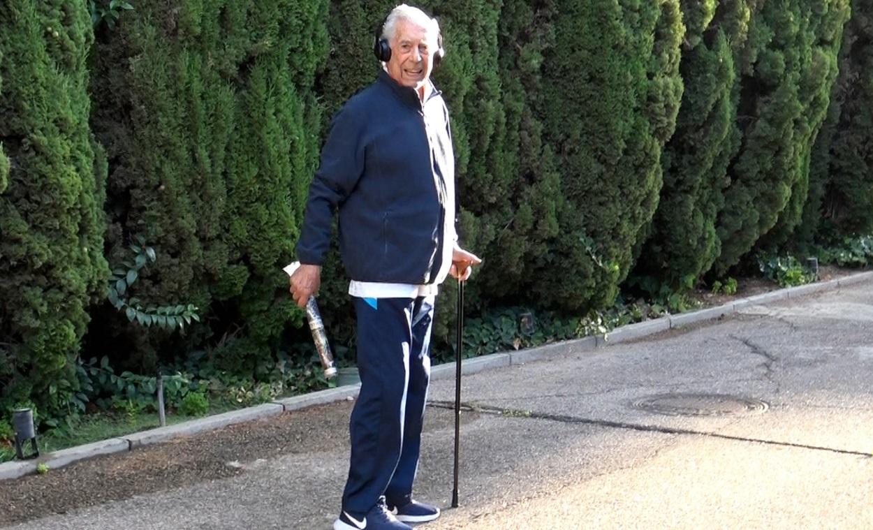 El escritor Mario Vargas Llosa en los alrededores de su domicilio en Madrid. EP