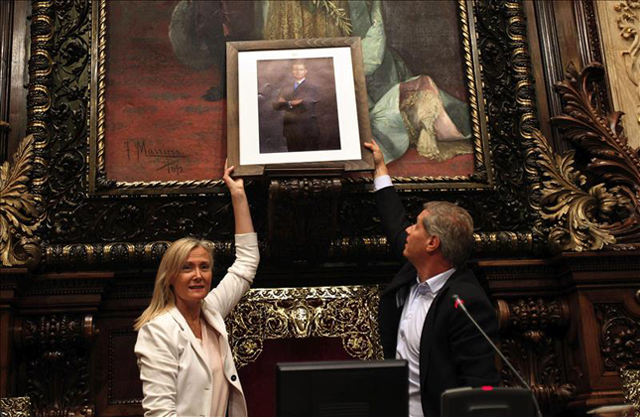 El PP monta un circo con el retrato del Rey en el Ayuntamiento de Barcelona