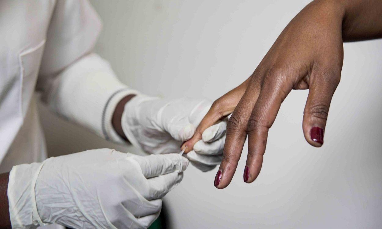 La OMS avala por primera vez en la historia una vacuna contra la malaria. EP